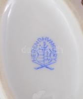 Herendi gyűrűtartó tálka. Plasztikus virág díszítményekkel, levélen sérüléssel, h: 10 cm