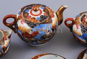 Antik japán kávés készlet figurális jelenetekkel. Jelzett, kopással, két csészén repedéssel