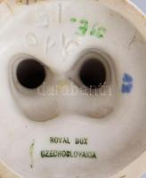 Royal Dux cipőpucoló lányka. Kézzel festett, jelzett, alján kis lepattanással 14 cm
