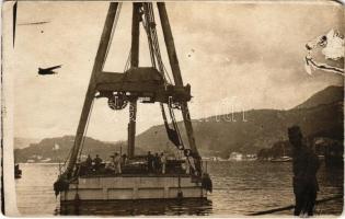 Pola, Pula (?); Teherautó beemelése a fedélzetre, matrózok / WWI Austro-Hungarian Navy, K.u.K. Kriegsmarine, mariners lifting a truck onto the deck. photo (EM)