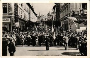 Marosvásárhely, Targu Mures; bevonulás, náci horogkeresztes zászlók / entry of the Hungarian troops, Nazi swastika flags + "1940 Marosvásárhely visszatért" So. Stpl.