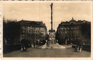 Budapest V. Szabadság tér, Trianoni Országzászló és szoborcsoport, rendőr