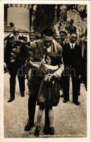 Besuch des Reichskanzlers in Neuschwanstein / Adolf Hitler with child and officers in Neuschwanstein. Photo-Hoffmann