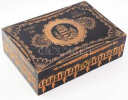 1939. október 21. Felvidéki emlék - magyar címerrel díszített, kézzel faragott fa doboz, zárral, kulcs nélkül (1939. október 21-én Bajánháza község közelében az esti órákban szlovák oldalról tüzet nyitottak a határ magyar oldalán járőröző határőrökre és csendőrökre, a magyar fél a provokációt erélyes tüzeléssel hárította el), 26×18×8 cm