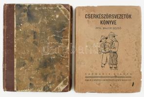 2 db cserkész könyv: Major Dezső: Cserkészőrsvezetők könyve. Magyar Cserkész Könyvei 9-13. sz. Bp., 1927, Magyar Cserkészszövetség, 276 p. Harmadik kiadás. Kiadói papírkötés, kissé sérült, foltos borítóval, néhány kissé foltos lappal, tulajdonosi névbejegyzéssel. + Cserkészkönyv a cserkészéletre készülő magyar fiúk számára. Szerk.: Temesi Győző. Főmunkatárs: Sztrilich Pál. Gróf Teleki Pál előszavával. Magyar Cserkész Könyvei 76-78. sz. Bp., 1931, Magyar Cserkészszövetség, 264 p. Átkötött félvászon-kötésben, kissé sérült, kopott borítóval, helyenként kissé foltos lapokkal, bejegyzésekkel, a címlapon "675. sz. Aczél cserkészcsapat Pécs" bélyegzővel.