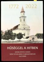 Hűséggel a hitben. 1772-2022. Szemelvények a makói Szent István Király Plébániatemplom 250 évéből. Szerk.: Halmágyi Pál. Pálfai Zoltán (1975-) makói plébános által DEDIKÁLT! Makó, 2022, Szent István Király Plébánia. Gazdag képanyaggal illusztrált. Kiadói kartonált papírkötés.