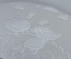 Libák a réten - nagyméretű ovális üvegkínáló. Formába préselt üveg, savmaratott díszítéssel, jelzés ...