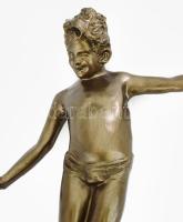 Ismeretlen szobrász: Hordón egyensúlyozó fiú. Bronzírozott fém szobor, mészkő talapzaton, m: 30,5 cm
