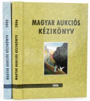 Magyar aukciós kézikönyv sorozat 2 darabja: Magyar aukciós kézikönyv 2006. Szerk.: Csányi Beáta, Lovas Dániel. DecoArt könyvek 4. Bp., 2006, Panton Bt., 312+4 p. Kiadói kartonált papírkötés, jó állapotban + Magyar aukciós kézikönyv 2005. Szerk.: Csányi Beáta, Lovas Dániel. DecoArt könyvek 3. Bp., 2005, Panton Bt., 206+2 p. Kiadói kartonált papírkötés, borító sarkaiban apró kopásnyomokkal, jó állapotban.