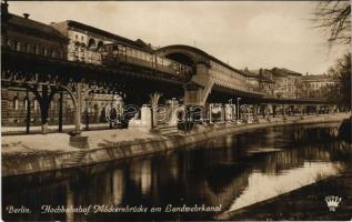 Berlin, Hochbahnhof Möckernbrücke am Landwehrkanal / elevated railway station, train