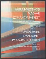 Kárpát-medencei magyar zománcművészet. A Muravidék Baráti Kör Kulturális Egyesület kiállítássorozata. (2019). Kiállítási katalógus. Szerk.: Ruda Gábor. Muravidék Baráti Kör Kulturális Egyesület: Pilisvörösvár, 2020. Magyar és német nyelven. 31p. Kiadói papírkötésben, jó állapotú.