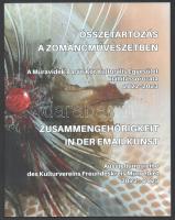 Összetartozás a zománcművészetben. A Muravidék Baráti Kör Kulturális Egyesület kiállítássorozata. (2022-2023). Kiállítási katalógus, magyar és német nyelven. Szerk.: Ruda Gábor. Muravidék Baráti Kör Kulturális Egyesület: Pilisvörösvár, 2023. 39p. Kiadói papírkötésben, jó állapotú.