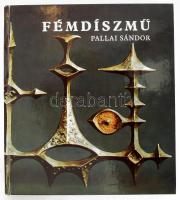 Pallai Sándor: Fémdíszmű. Lakásdíszek, divatékszerek. Bp.,1972, Műszaki. Első kiadás. Fekete-fehér fotókkal. Kiadói kartonált papírkötés, kissé sérült gerinccel, foltos hátsó borítóval.