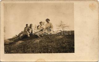 1915 Ipolyság, Sahy; emlék a domboldalról, katonák és hölgyek / group of soldiers and ladies. photo (fl)