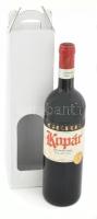 1999 Gere Kopár, villányi cuvée, bontatlan palack száraz vörösbor, 14%, pincében szakszerűen tárolt, 0,75 l.   "1999 Nagyon szép évjárat, amely leginkább az egyensúlyról szólt, a szép savaknak köszönhetően hosszan eltartható borok születtek. A '99-es Kopar gazdag fűszeressége szépen egészíti ki az érett, szinte édes hatású gyümölcsösséget." (https://gere.hu/2016/03/29/kopar-tortenete/)