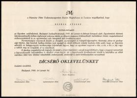 1946 Bp., a Pázmány Péter Tudományegyetem Rector Magnificusa és Tanácsa által kiállított dicsérő oklevél Bodnár József hittudomány szakos hallgató részére, aki Budapest ostroma alatt ,,önfeláldozó hősies magatartásával emberszeretetéről és az egyetemhez való hűségéről tett tanúbizonyságot"; Moór Gyula (1888-1950) jogtudós, politikus, országgyűlési képviselő, az MTA ideiglenes elnöke, az egyetem rektora; Ibrányi Ferenc (1901-1983) katolikus pap, teológus, a hittudományi kar dékánja; Szandtner Pál (1884-1963) jogász, a jogtudományi kar dékánja; Kiss Ferenc, az orvostudományi kar dékánja; ill. Hajnal István, a bölcsészettudományi kar dékánjának aláírásával. Hajtva, 34,5x24,5 cm