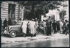 1939 Bukarest, zsidók vásárolnak értéktárgyakat lengyel menekültektől, hátoldalon feliratozott sajtófotó, 12,5×18 cm