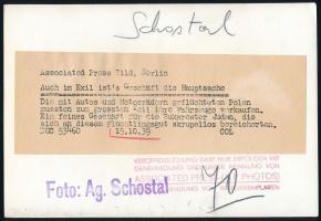 1939 Bukarest, zsidók vásárolnak értéktárgyakat lengyel menekültektől, hátoldalon feliratozott sajtó...