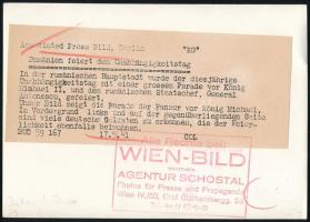 1941 Bukarest, Románia a függetlenség napját ünnepli, hátoldalon feliratozott sajtófotó, 12,5×18 cm