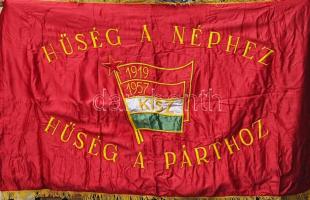 1957 KISZ zászló a Hirlapkiadó Vállalat részére, jó állapotban, cca 90x15 cm