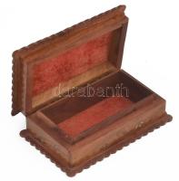 Díszes fadoboz réz berakásokkal és áttört mintával, bársony béléssel, 19,5x12x6 cm