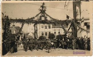 1940 Kézdivásárhely, Targu Secuiesc; bevonulás, díszkapu, katonai zenekar / entry of the Hungarian troops, decorated gate, military band. photo + "1940 Kézdivásárhely visszatért" So. Stpl. (EK)