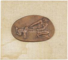 Duray Tibor (1912-1988): Anya gyermekével. Bronz plakett, fa lapra erősítve, jelzett, 7,5x12 cm