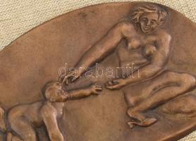 Duray Tibor (1912-1988): Anya gyermekével. Bronz plakett, fa lapra erősítve, jelzett, 7,5x12 cm