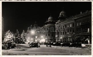 1943 Kolozsvár, Cluj; Mátyás király téri részlet télen este, automobilok / square on a winter night, automobiles