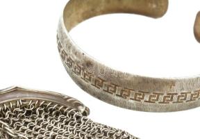 Ezüst (Ag) kis táska (5x6 cm, zsanérja sérült) és karperec. jelzettek, össz 43 g