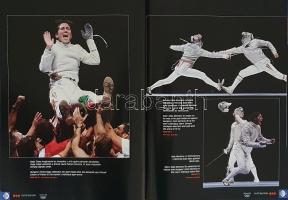 Fotó Reuters: Athén 2004. [A 2004-es Athéni Olimpiai Játékok képes albuma.] (Többszörösen aláírt.)
...