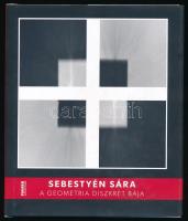 Günter Baumann: Sebestyén Sára. A geometria diszkrét bája. A művész, Sebestyén Sára (1970-) által ALÁÍRT példány! Pauker Collection 55. Bp., 2022, Pauker Holding. 63 p. Magyar és angol nyelven. Fekete-fehér képekkel, Sebestyén Sára fotográfiáival gazdagon illusztrált. Kiadói kartonált papírkötés, kiadói papír védőborítóval.