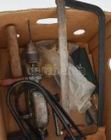 Banános doboznyi régi szerszám, amerikáner, lombfűrész, kis üllő, kalapács, szögek, fűrészlapok, stb...