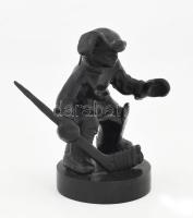 Hoki kapus kisfiú. Kasli, orosz. Öntöttvas szobor 18 cm Jelzett