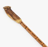 Faragott fa sétabot, agancs fogóval, h: 110 cm