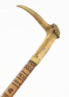 Faragott fa sétabot, agancs fogóval, réz karikával h: 105 cm