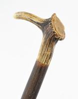 Antik faragott fa sétabot, agancs fogóval, h: 102 cm