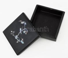 Gyöngyház berakásos lakkozott doboz, 10x10 cm