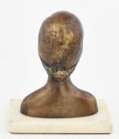 Tőrös Gábor (1934-2021): Női büszt. Öntött, patinázott bronz, jelzett. márvány talapzaton. m: 17,5 c...