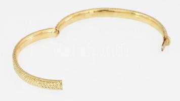 Arany (Au) 14K ovális cizellált karperec, jelzett, 6,9×5,6 cm, nettó: 9,4 g