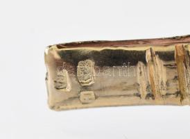 Arany (Au) 14K ovális cizellált karperec, jelzett, 6,9×5,6 cm, nettó: 9,4 g