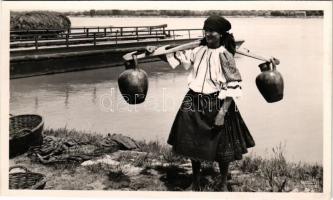 Mohács, vízhordó asszony kőkorsókkal, magyar folklór