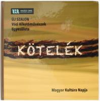 Kötelék. Magyar Kultúra Napja. Szerk.: Németh Géza. Kiállítási katalógus, benne több festő-, szobrász-, grafikus-, és fotóművész műveivel. Vác, 2022. Új Szalon Váci Képzőművészek Egyesülete. Kiadói kartonált papírkötésben.