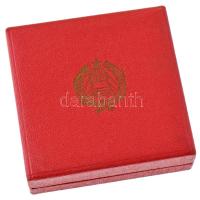 ~1960-1970. "Élelmiszeripar Kiváló Dolgozója" aranyozott, zománcozott fém kitüntetés, mini...