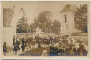 Kászonaltíz, Plaiesii de Jos (?); Kirchgang / templombajárók istentiszteletkor / churchgoers after worship. photo (EK)