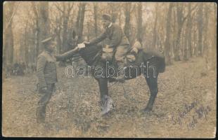 1916 Hummel Gyula őrnagy, később alezredes a 2 honvéd gyalogezred tagja, tábori postát vesz át a fronton