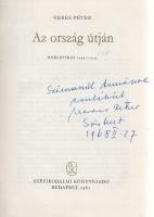 Veres Péter:  Az ország útján. Önéletírás 1944-1945. (Dedikált.) Budapest, 1965. Szépirodalmi Könyvkiadó (Kossuth Nyomda). 240 + [4] p. Egyetlen kiadás. Dedikált: ,,Szimanek Annának emlékül Veres Péter. Sóskút, 1968. II. 27". Veres Péter (1897-1970) író, politikus, a népi baloldal fontos egyénisége. Életrajzában a háború utolsó évének és a szovjet megszállás első évének állít emléket, bevonulásáról, megszökéséről, siófoki és budapesti rejtőzködéséről, majd az ostromot követően újrainduló életről. Urai Erika által tervezett kiadói egészvászon kötésben és kiadói védőborítóban. Jó példány.