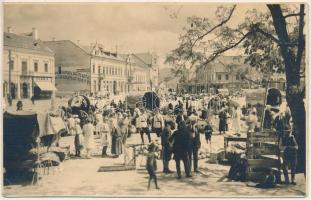 Gyergyószentmiklós, Gheorgheni; piac, takarékpénztár, üzletek, román katonák / market, savings bank, shops, Romanian soldiers. Tilly Artz photo (EK)