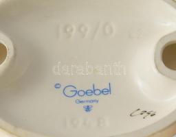 Hummel / Goebel Kislány csibékkel figura. Jelzett, kézzel festett, hibátlan, leírással m: 11 cm