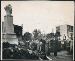 cca 1946-1950 Bp., szocialista ünnepség / megemlékezés, a résztvevők között a HÉV dolgozóival, fotó, Tiszavölgyi József pecséttel jelzett felvétele, 15,5x12,5 cm